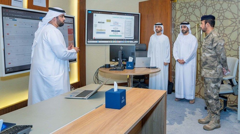 رئيس فريق إدارة الطوارئ والأزمات في أبوظبي يطلع على مستوى الجاهزية في التعامل مع مستجدات الأوضاع