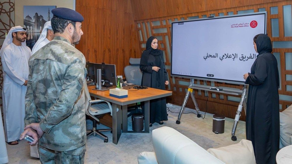 رئيس فريق إدارة الطوارئ والأزمات في أبوظبي يطلع على مستوى الجاهزية في التعامل مع مستجدات الأوضاع