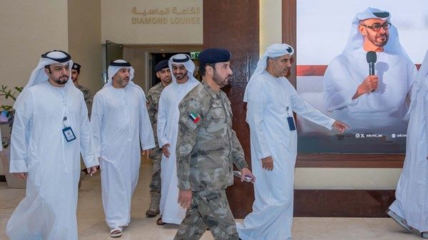 رئيس فريق إدارة الطوارئ والأزمات في أبوظبي يطلع على مستوى الجاهزية في التعامل مع مستجدات الأوضاع