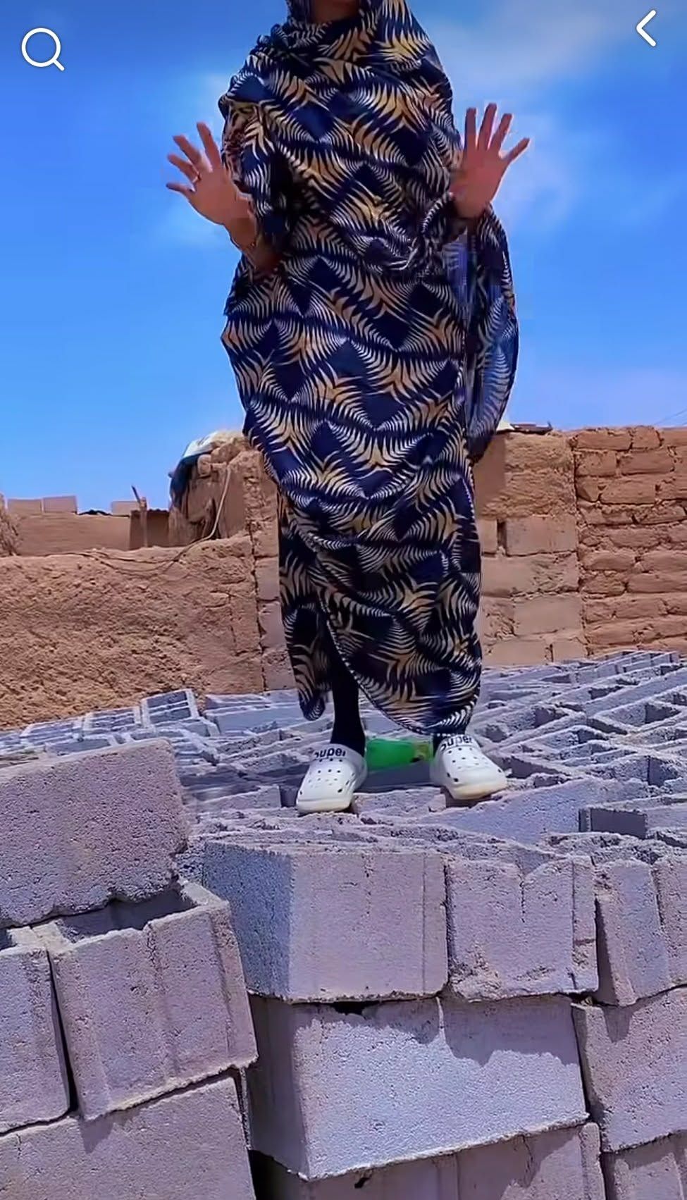 بالصورة والفيديو.. على طريقة عاشق “عبير”.. فتاة سودانية تصعد مكان مرتفع بمنزلها وترفض النزول دون تنفيذ مطالبها..شاهد رد فعل والدتها!!