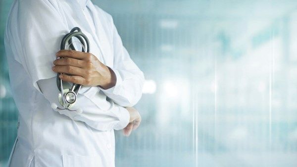 في «يوم الطبيب العالمي».. كفاءات طبية وطنية بارزة ترسّخ مكانة الإمارات عالمياً