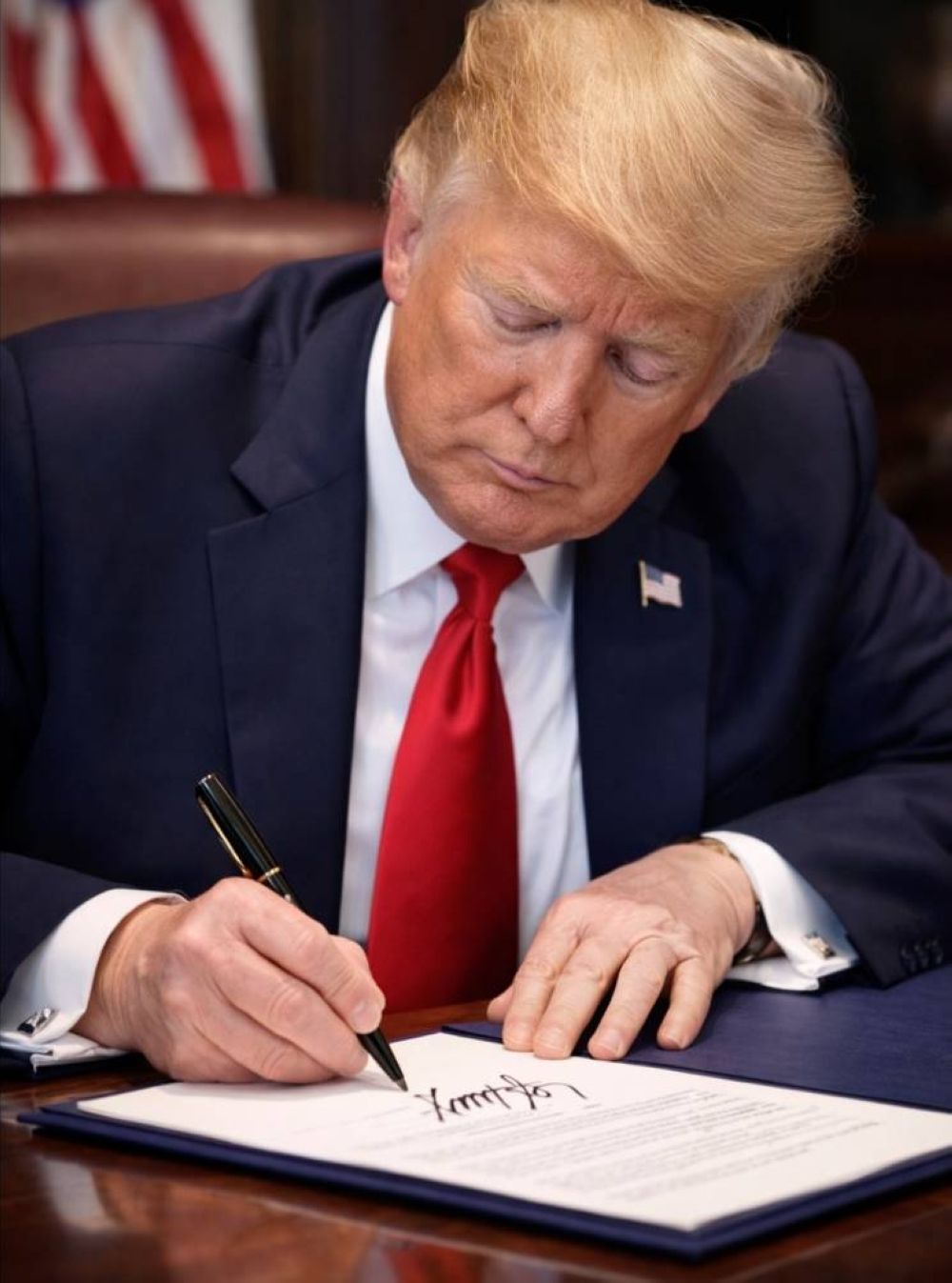 100 دولار 
جديدة والتوقيع يلغــي الصـــــورة