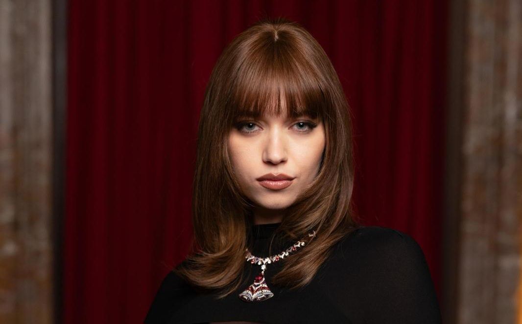 بالصور- أفرا ساراتش أوغلو بين الإعجاب والنقد بإطلالة جريئة في ميلانو