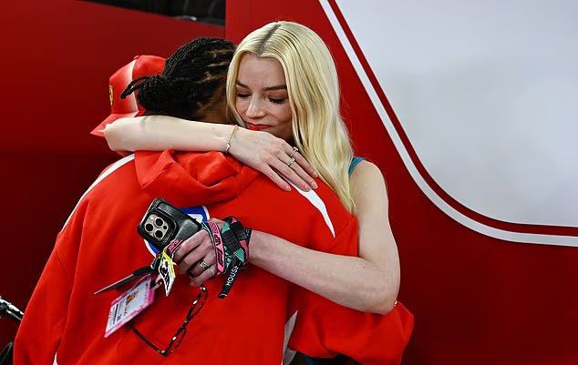 بالصور- لويس هاملتون يظهر مع ممثلة شهيرة بعد غياب كيم كردشيان عن سباق اليابان