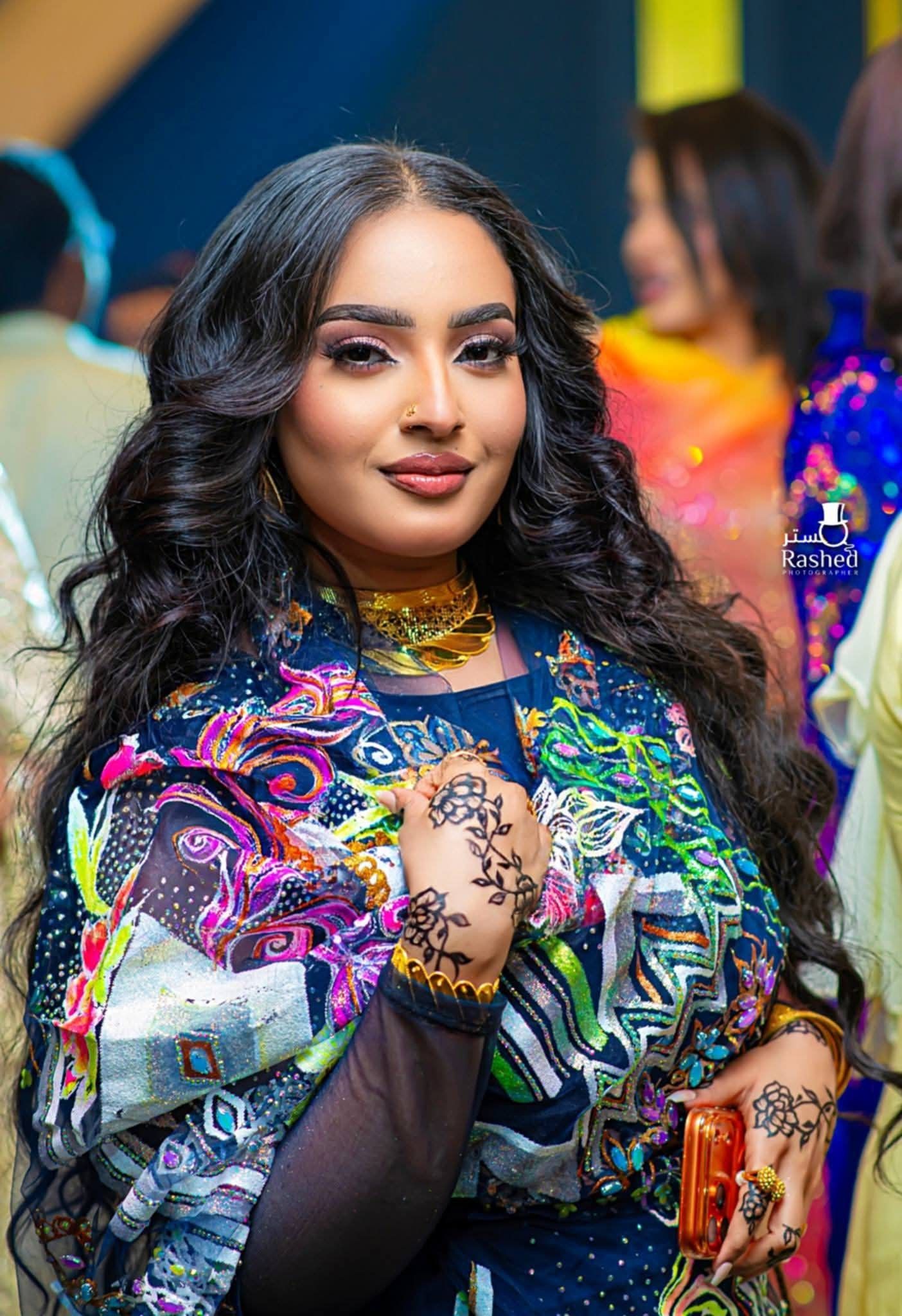 شاهد بالفيديو.. سيدة الأعمال ونجمة السوشيال ميديا السودانية ثريا عبد القادر تبهر الجنس اللطيف بــ”عباية” أنيقة وتعلن طرحها بمحلاتها بالخرطوم