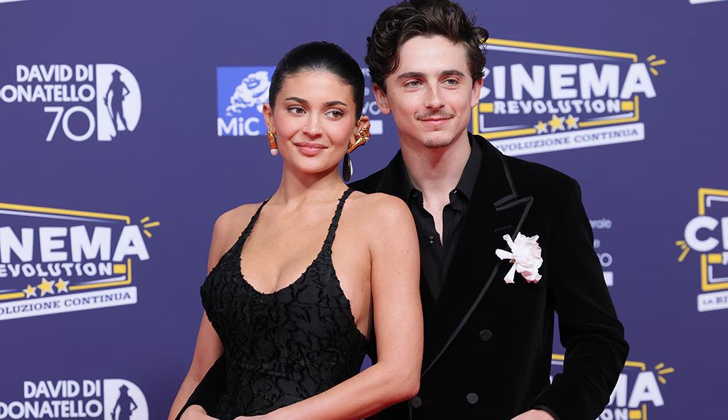 كايلي وتيموثي يتركان الجميع في حالة ذهول بعد صورهما على شاطئ منعزل