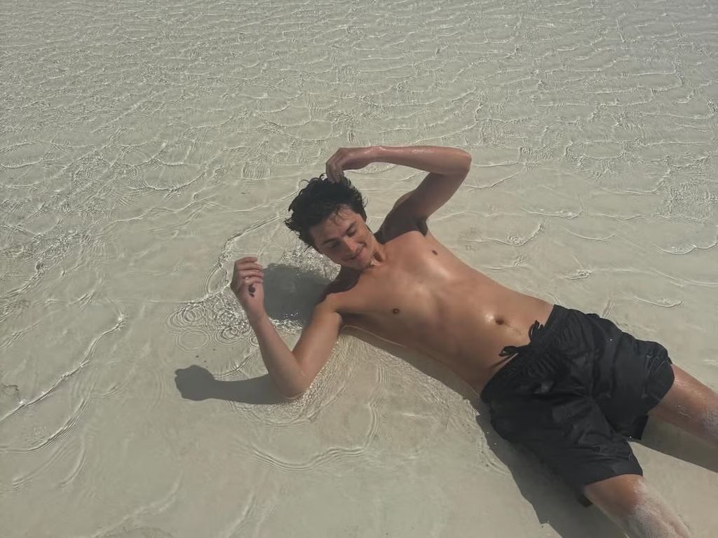 كايلي وتيموثي يتركان الجميع في حالة ذهول بعد صورهما على شاطئ منعزل