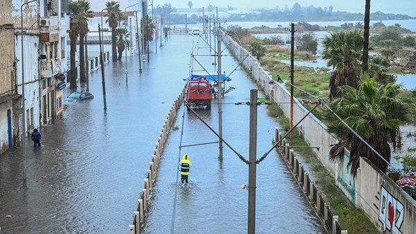 أمطار غزيرة تعلق الدراسة في غرب تونس