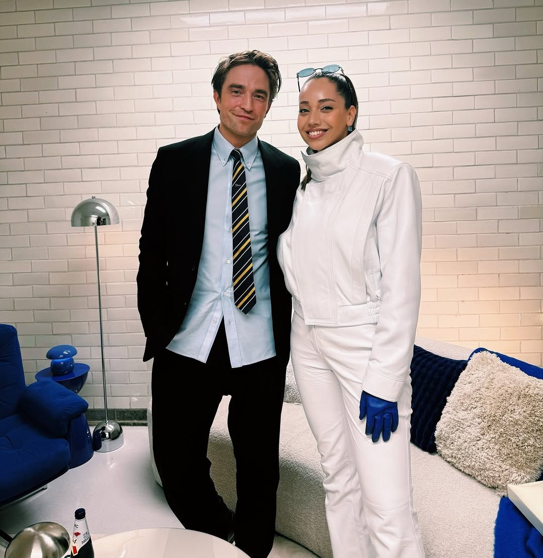 نجمة “شراب التوت” تتألق في لندن وتجتمع بـ روبرت باتينسون