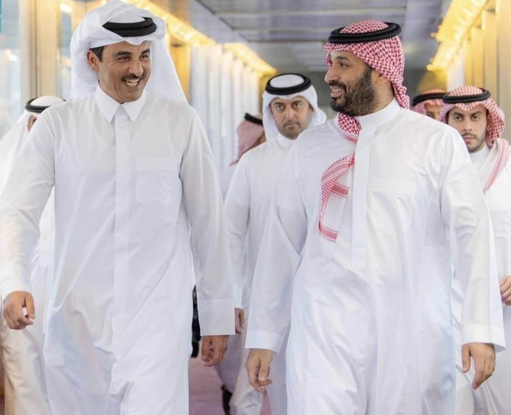 أمير دولة قطر يصل إلى جدة وولي العهد في مقدمة مستقبليه