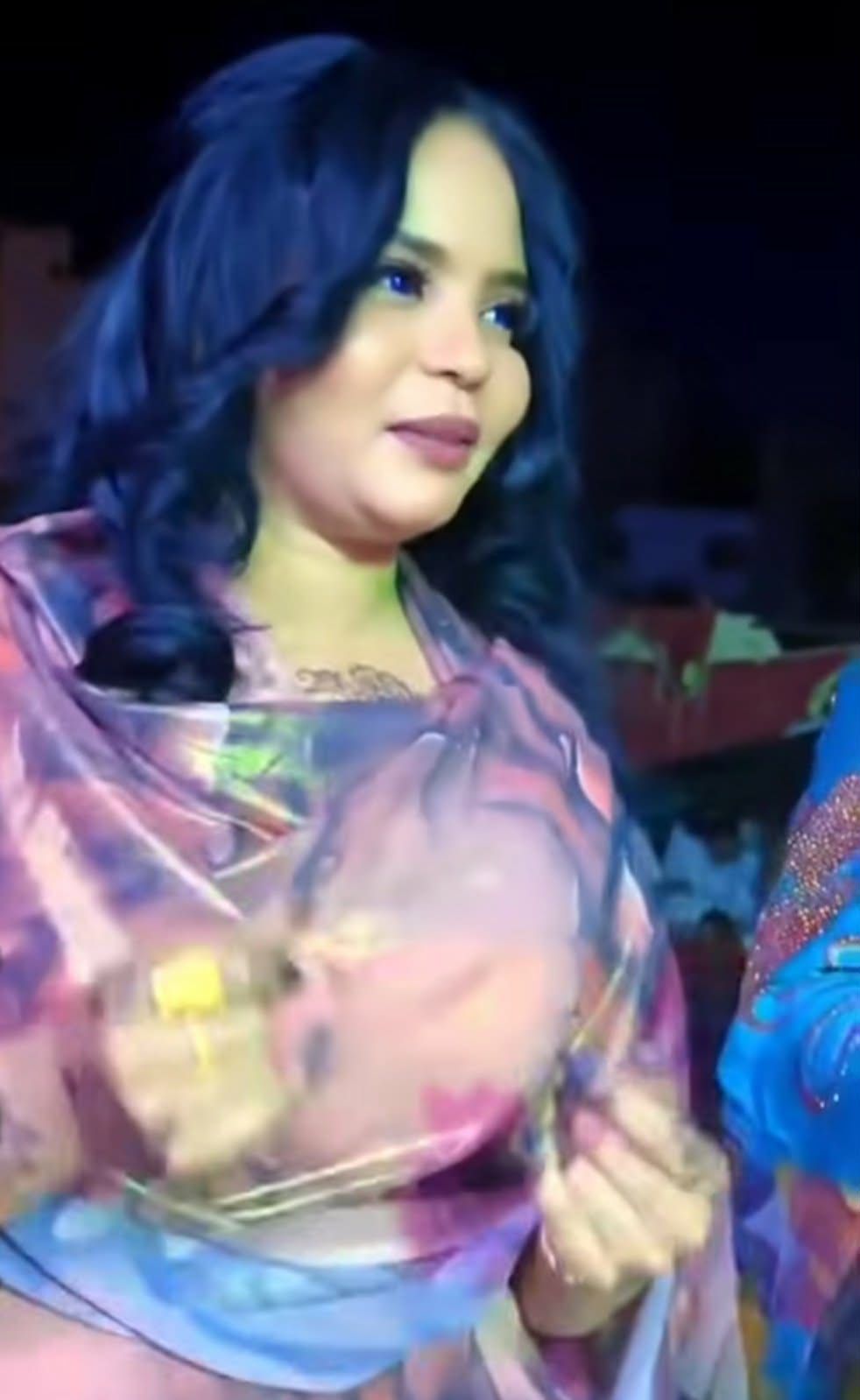 شاهد بالصورة والفيديو.. إحدى “تومات شندي” تحتفل بزواجها على أنغام المطربة منال البدري