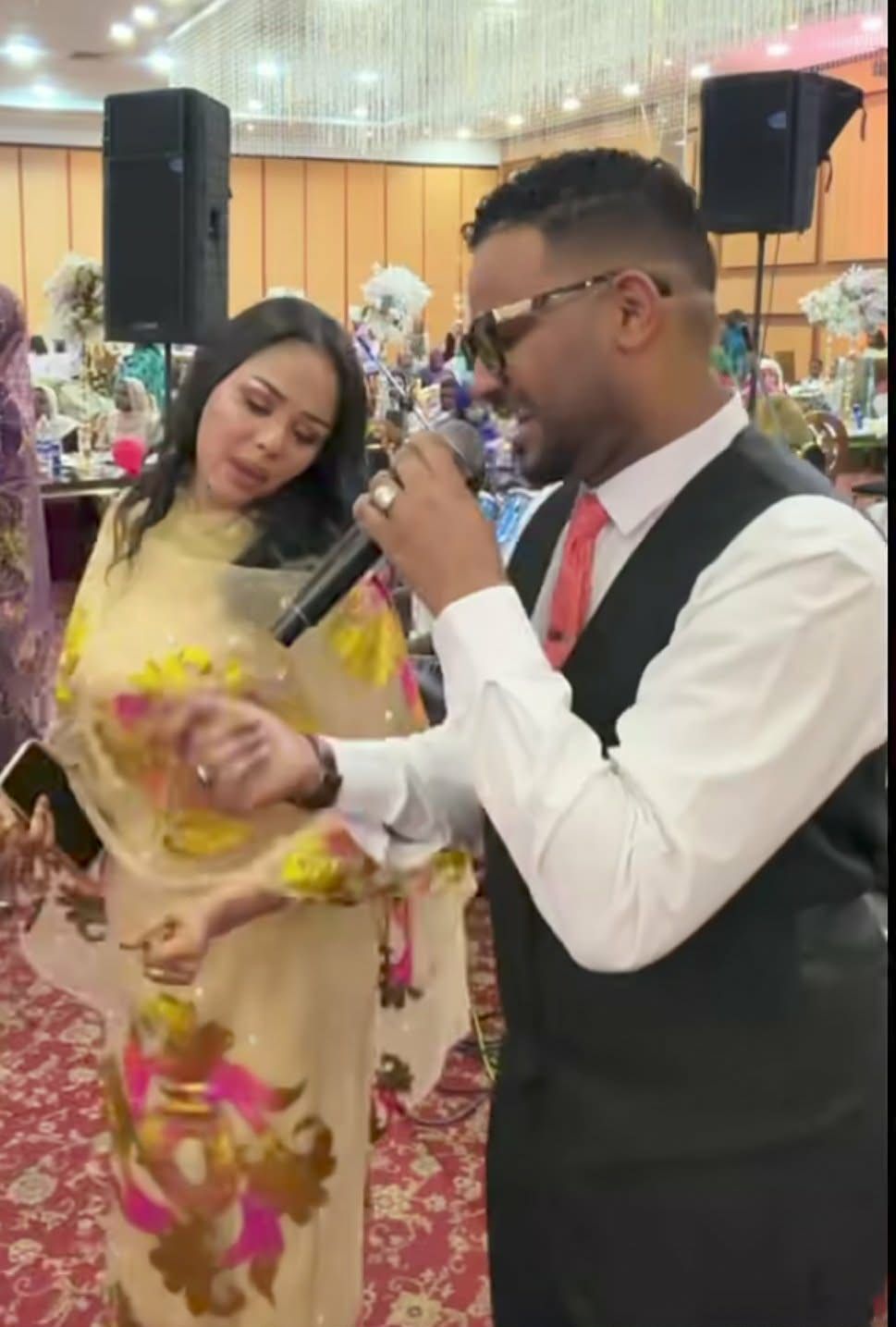 شاهد بالصورة والفيديو.. حسناء سودانية تقتحم المسرح وتدخل في وصلة رقص مثيرة مع المطرب عثمان بشة خلال حفل بالقاهرة