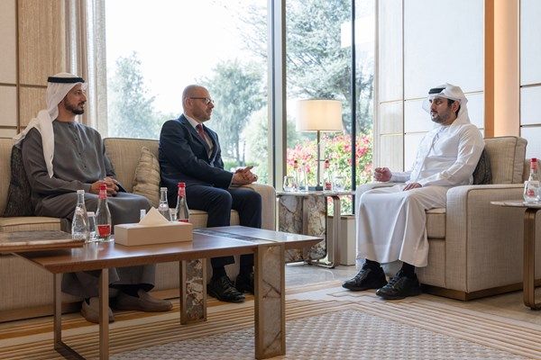 مكتوم بن محمد يبحث مع الرئيس والمدير التنفيذي لشركة "سيمنس للطاقة" فرص التعاون في التحول نحو الطاقة المستدامة