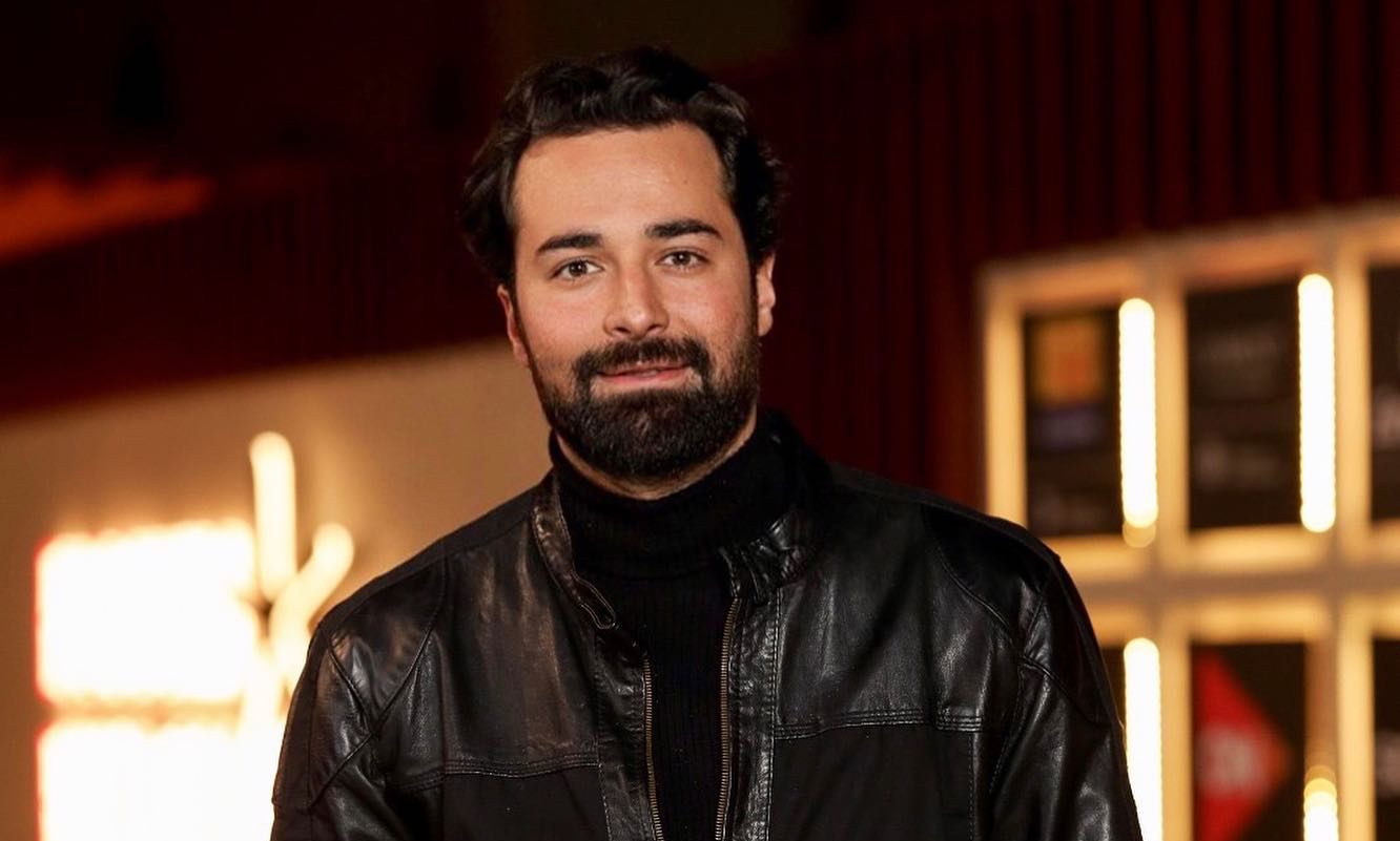 بالصور- بدلة زفاف وعروس غامضة.. حقيقة زواج أحمد حاتم تُحيّر الجمهور