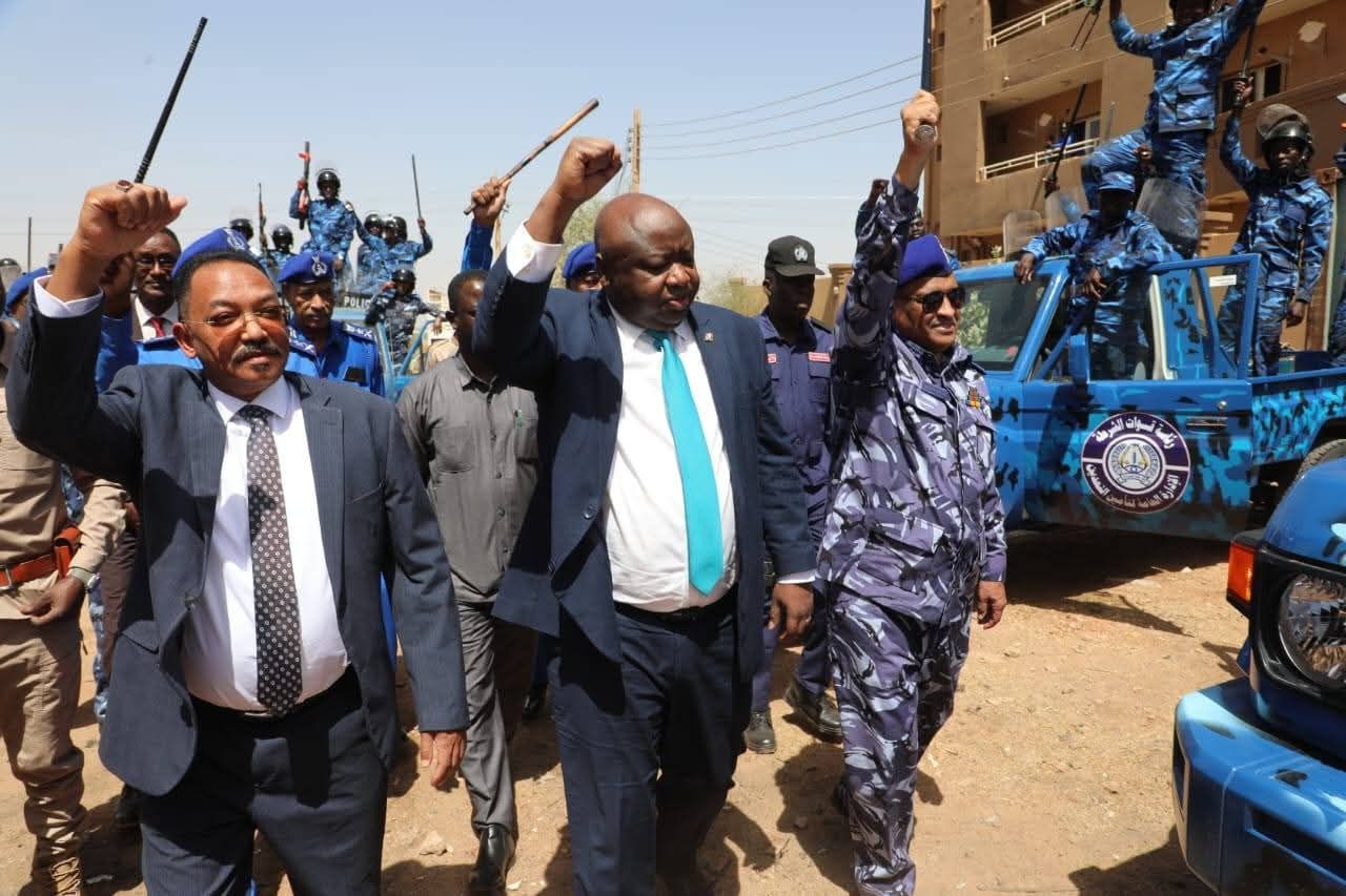 وزير المعادن ونائب المدير العام المفتش العام للشرطة يدشنان مركبات لتعزيز مكافحة تهريب المعادن وتأمين مواقع التعدين