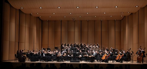 «الأوركسترا الوطنية» تحتفي بالتاريخ الموسيقي للسينما والتلفزيون الإماراتي