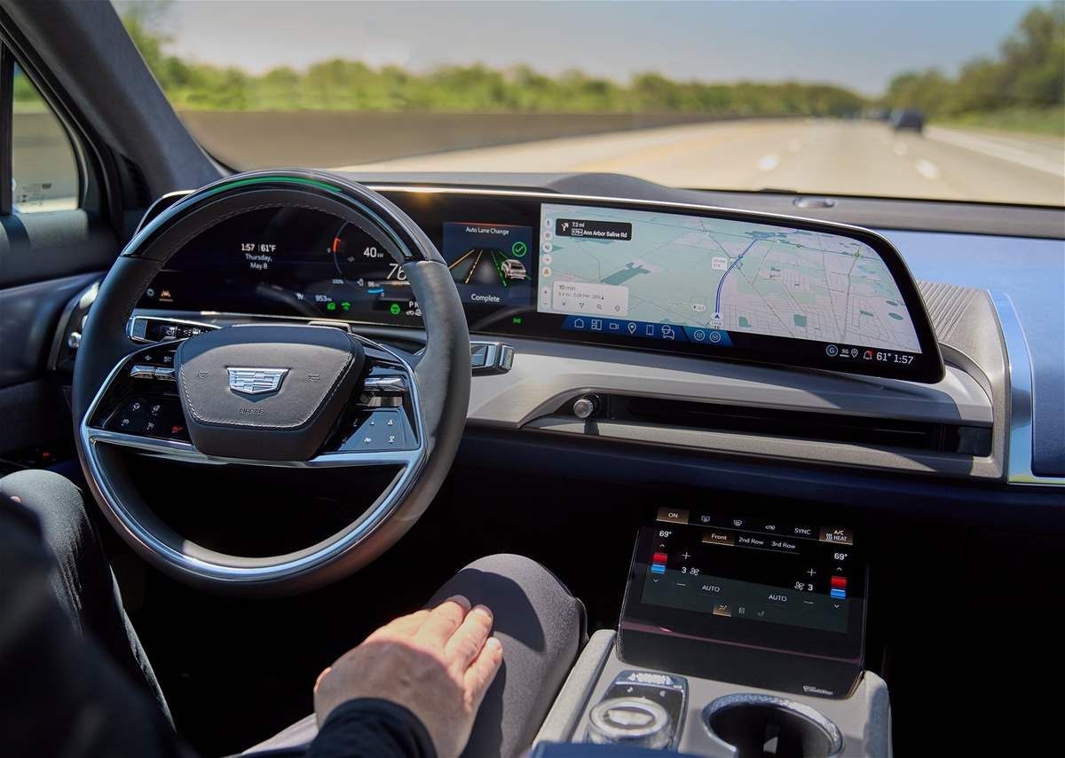 كاديلاك VISTIQ لعام 2026: رفاهية كهربائية بثلاثة صفوف أم محاولة لملء الفراغ بين العمالقة؟
