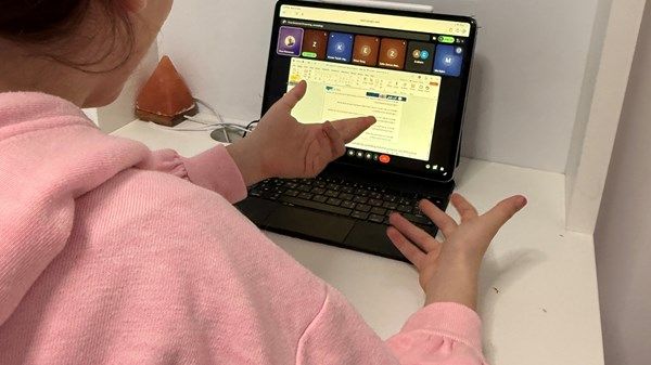 "التعليم والمعرفة بأبوظبي" تحدد سقفا لوقت الشاشة المتواصل ضمن نظام التعلم عن بُعد