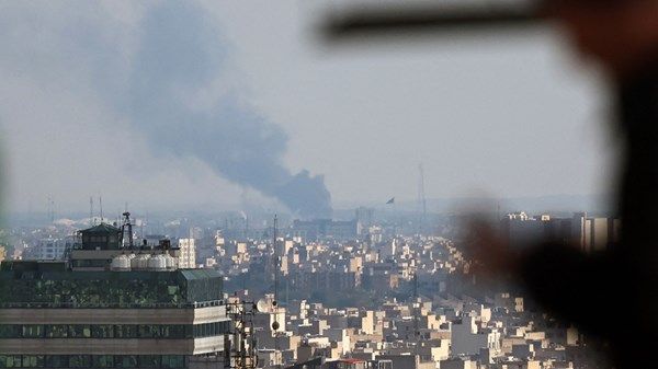 دويّ انفجارات عنيفة في طهران