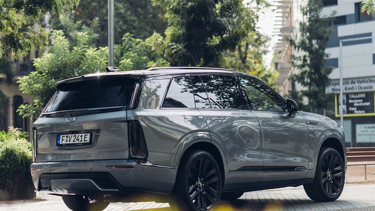 كاديلاك VISTIQ لعام 2026: رفاهية كهربائية بثلاثة صفوف أم محاولة لملء الفراغ بين العمالقة؟