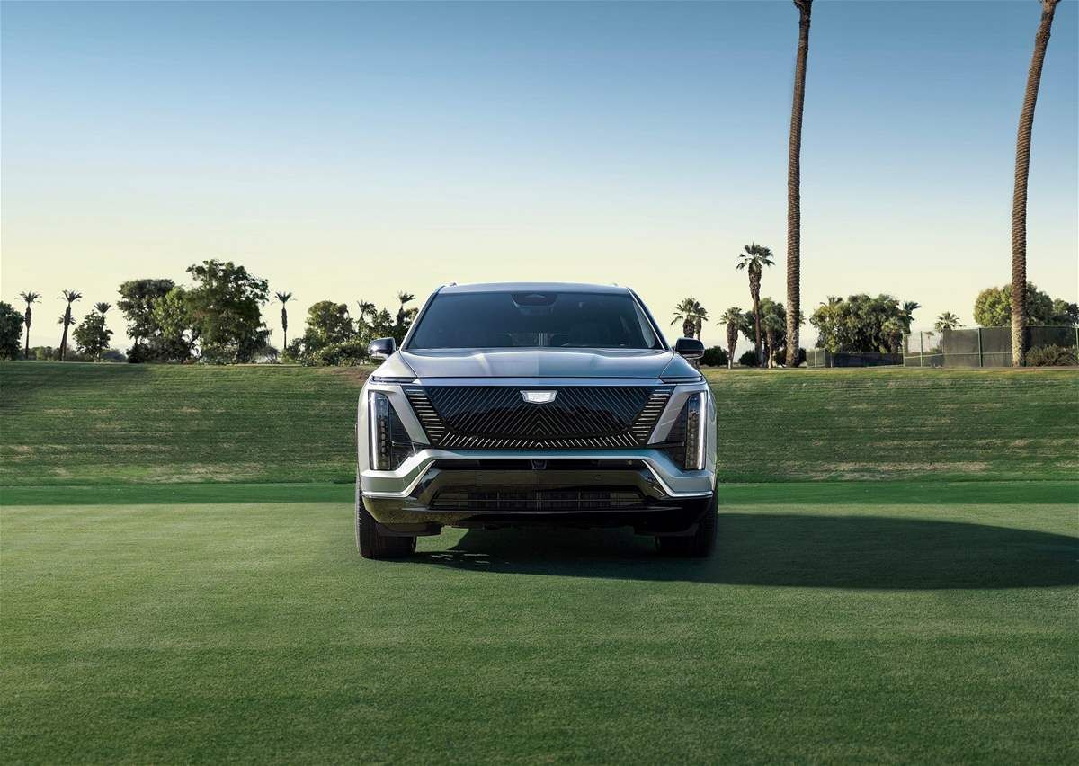 كاديلاك VISTIQ لعام 2026: رفاهية كهربائية بثلاثة صفوف أم محاولة لملء الفراغ بين العمالقة؟