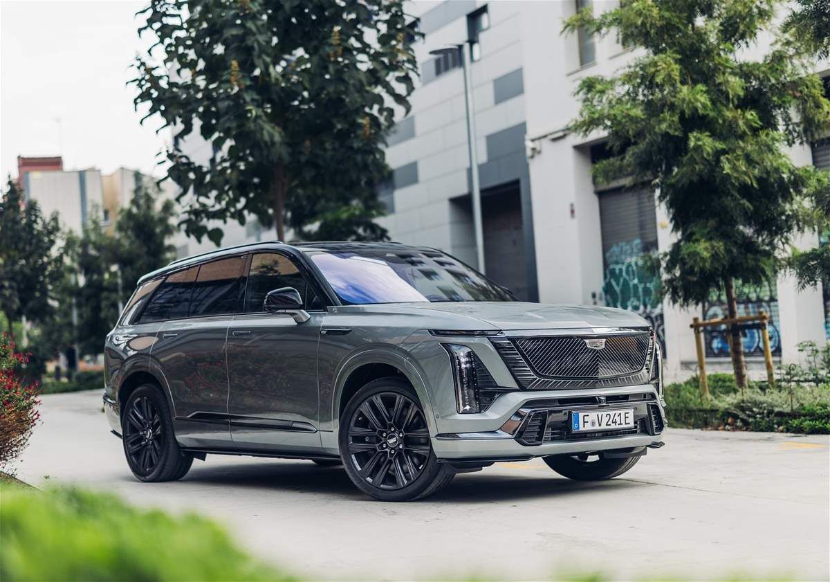 كاديلاك VISTIQ لعام 2026: رفاهية كهربائية بثلاثة صفوف أم محاولة لملء الفراغ بين العمالقة؟