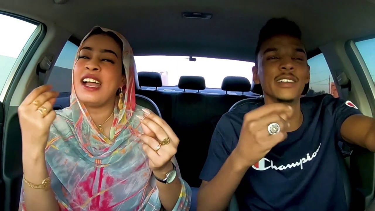 شاهد بالصورة والفيديو.. ضحكات ومزاح بين الفنانة إيمان الشريف و “البرنس” في لقاء داخل سيارة الأخير