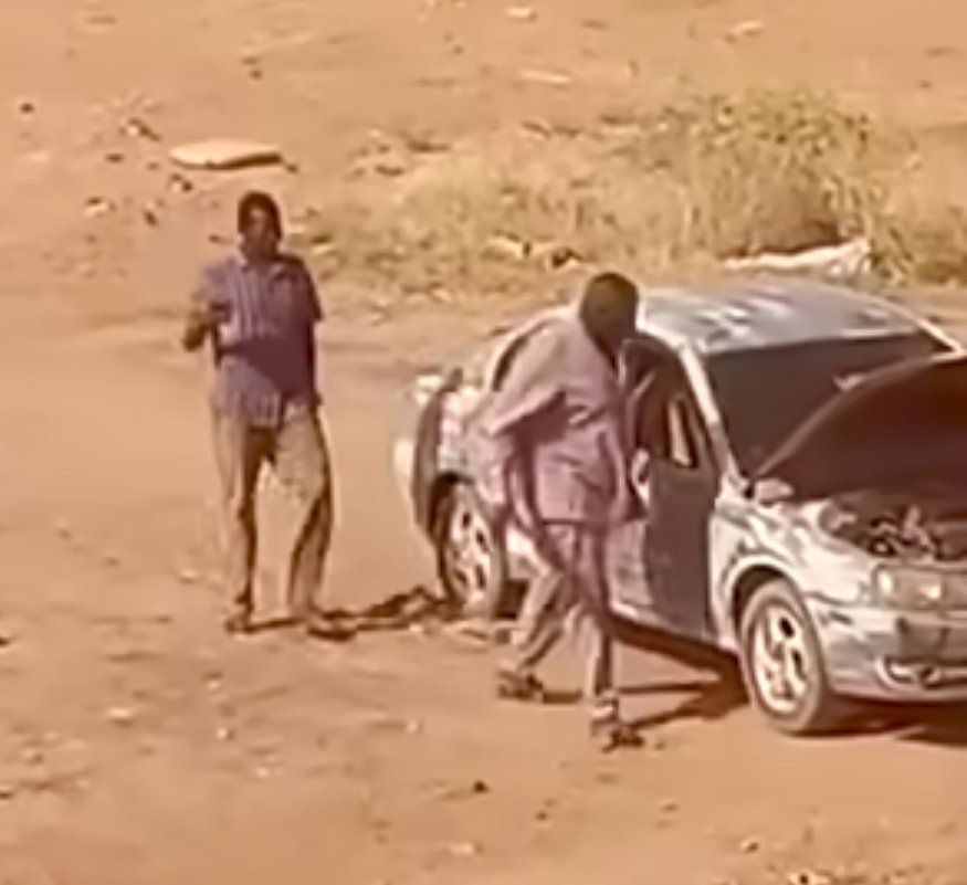 بالصورة والفيديو.. شاهد لحظة القبض على أخطر شبكة تقوم بسرقة العربات و”اسبيراتها” بالخرطوم بعد كمين محكم