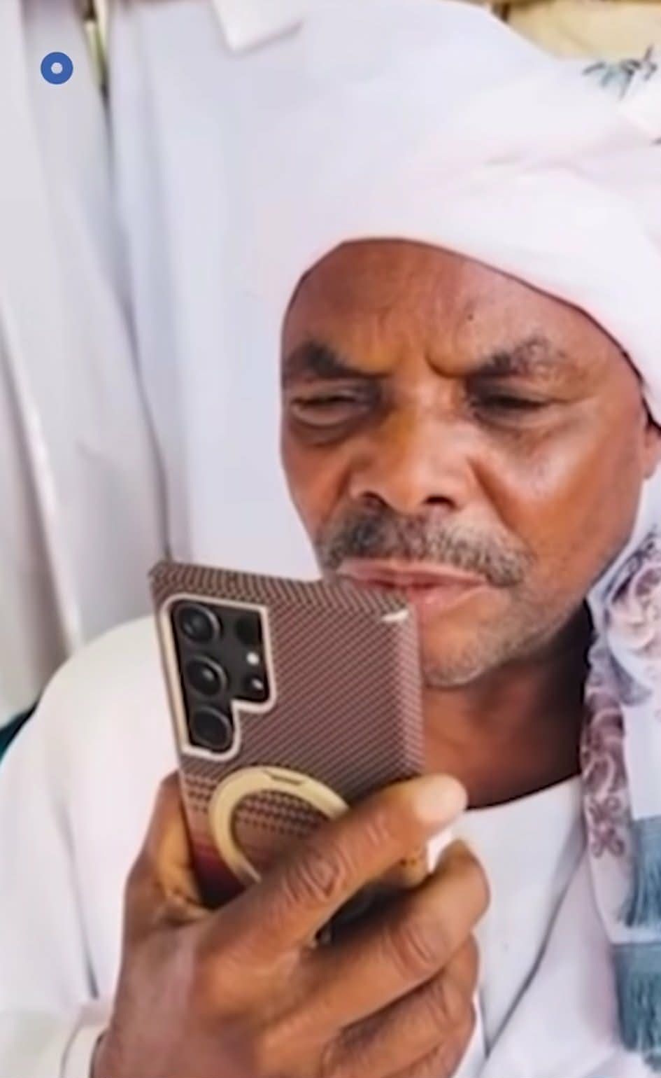 شاهد بالصورة والفيديو.. قائد الدعم السريع يعزي أسرة أسامة حسن هاتفيا ووالده يذرف الدموع ويرد عليه: (بكرة بطلع الجلابية وبنزل الميدان)