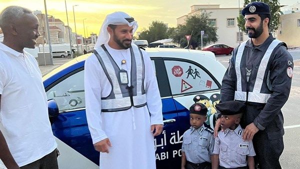 شرطة أبوظبي تنفذ مبادرة إنسانية وتحقق أمنية طفلين