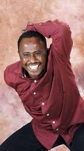 شاهد بالفيديو.. الممثل ذاكر سعيد في فاصل كوميدي : (لا أشجع فريق برشلونة ولا ريال مدريد أشجع الفريق البرهان “ضقل” بالمليشيا كورة مرقهم في الخلا)