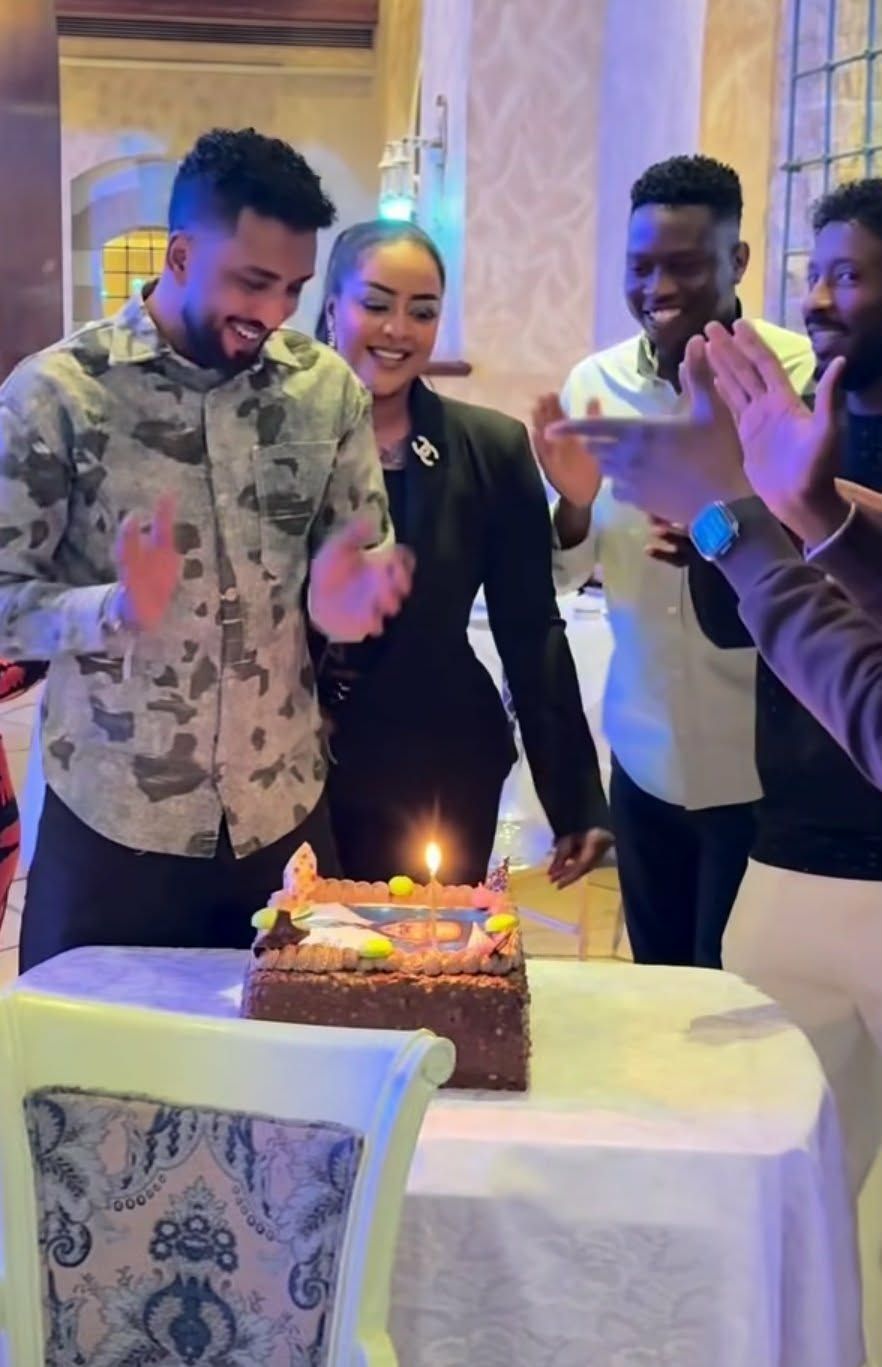 بالصورة والفيديو.. في حضور شقيقته وأصدقائه.. الفنان محمد بشير يقيم احتفال أسطوري بمناسبة عيد ميلاده بأحد فنادق القاهرة