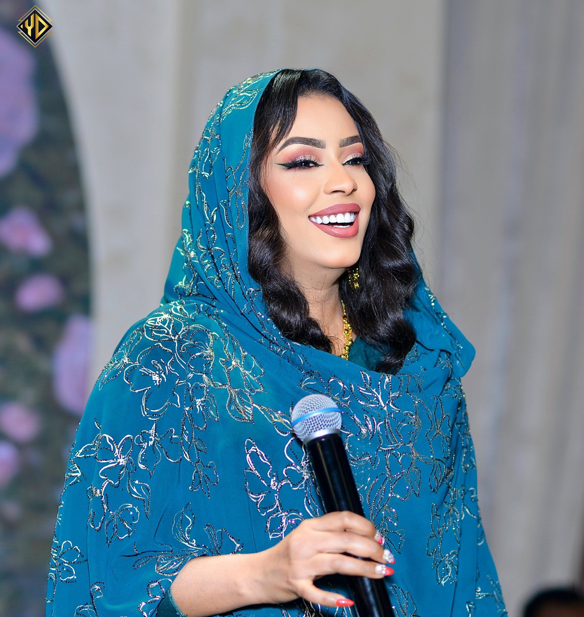 شاهد بالصور.. بإطلالة أنيقة الفنانة إيمان الشريف ترد على هجوم النشطاء بشأن التسجيلات المسربة لها: (التجاهل صدقة جارية علي فقراء الأدب)