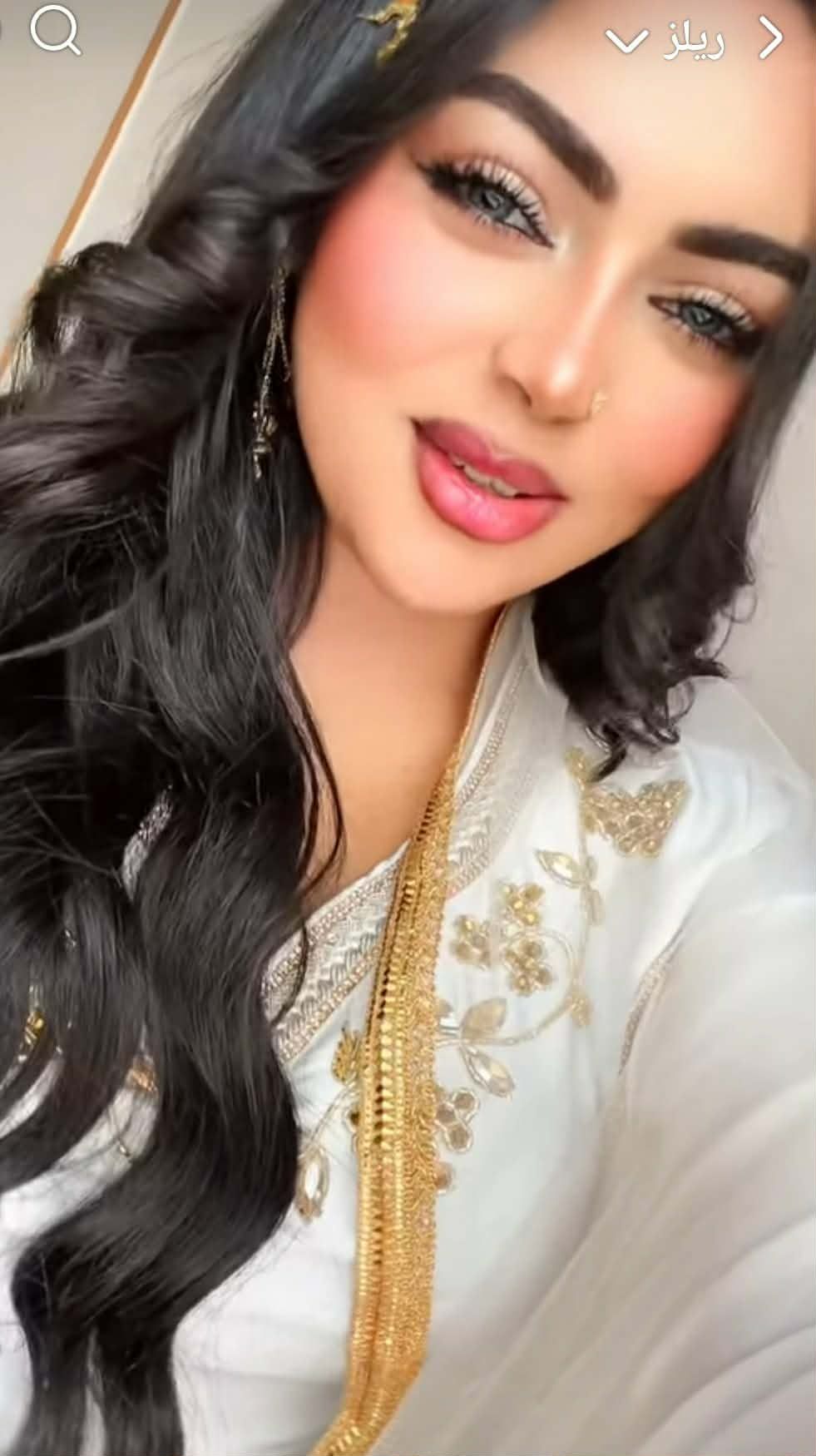 شاهد بالصورة والفيديو.. “بلوغر” سودانية حسناء تخطف الأضواء بجمالها الملفت