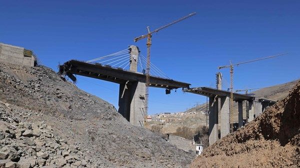 ترامب يتوعد بقصف الجسور ومحطات الطاقة في إيران