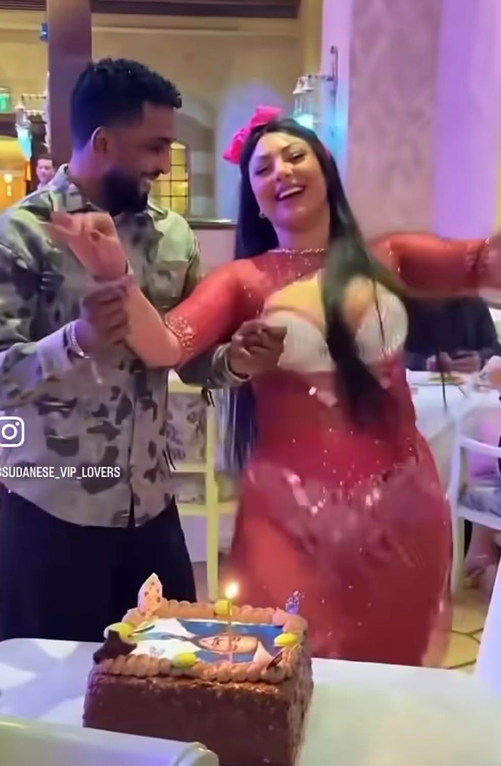 شاهد بالصورة والفيديو.. دخل معها في وصلة رقص مثيرة.. الفنان محمد بشير يتعاقد مع “راقصة” مصرية لإشعال حفل عيد ميلاده