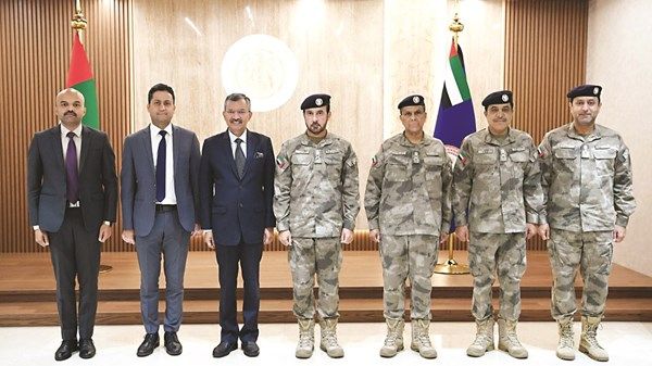 قائد عام شرطة أبوظبي يستقبل السفير الهندي