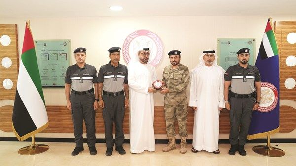 شرطة أبوظبي تكرم «ساعد» لجهودها في الظروف الجوية المتقلبة