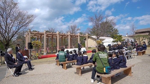 جناح الإمارات في "إكسبو 2025 أوساكا" يُهدي مظلته الخشبية لمتنزه أطفال في مُحافظة توتوري اليابانية