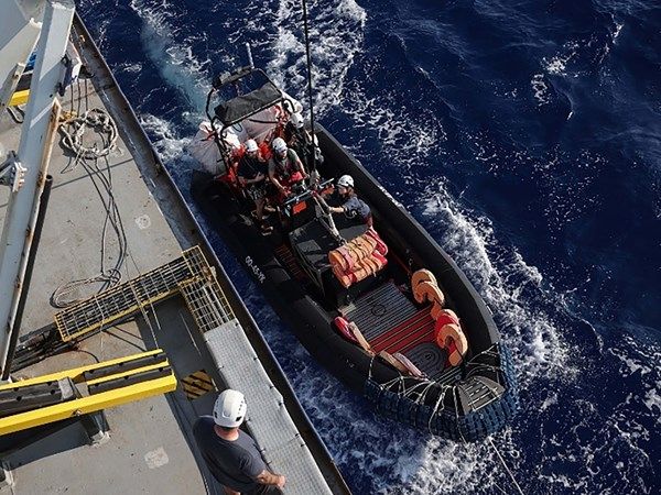 إنقاذ 32 مهاجراً قبالة سواحل إيطاليا