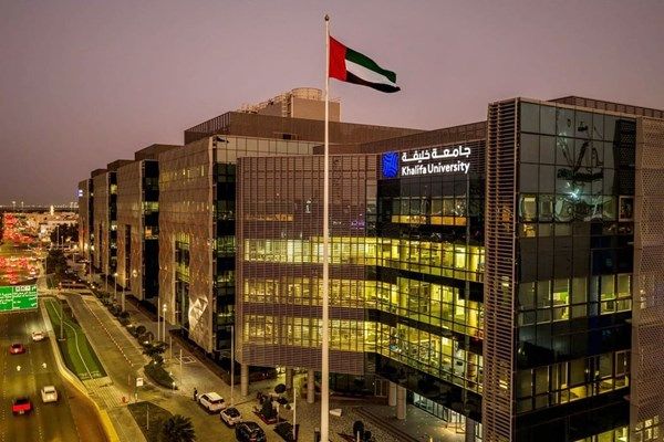 جامعة خليفة تطلق نموذجاً لغوياً للذكاء الاصطناعي بنطاق الترددات الراديوية