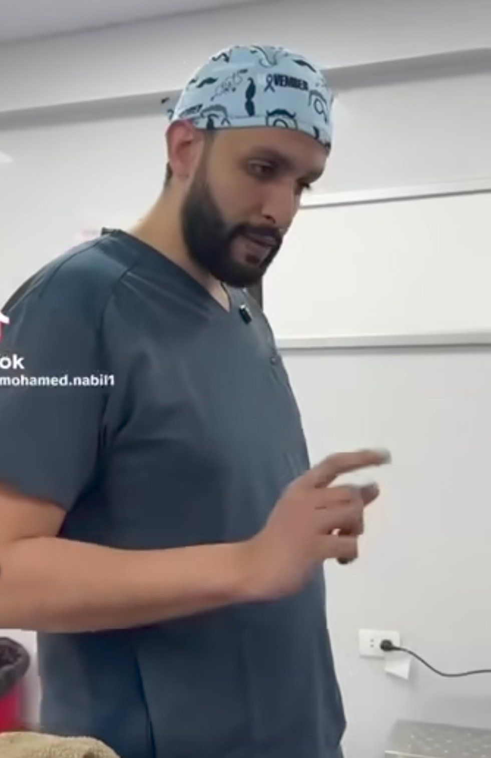 شاهد بالفيديو.. خلال إجرائه جراحة تجميلية لرجل سوداني.. طبيب مصري يؤكد: (الإحصائية تقول أن السودانيين أصحاب أكبر حجم للأعضاء الذكرية في العالم)