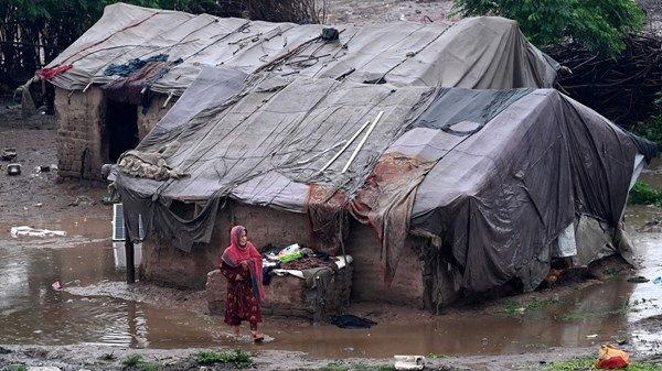 عشرات القتلى جراء عواصف في باكستان وأفغانستان