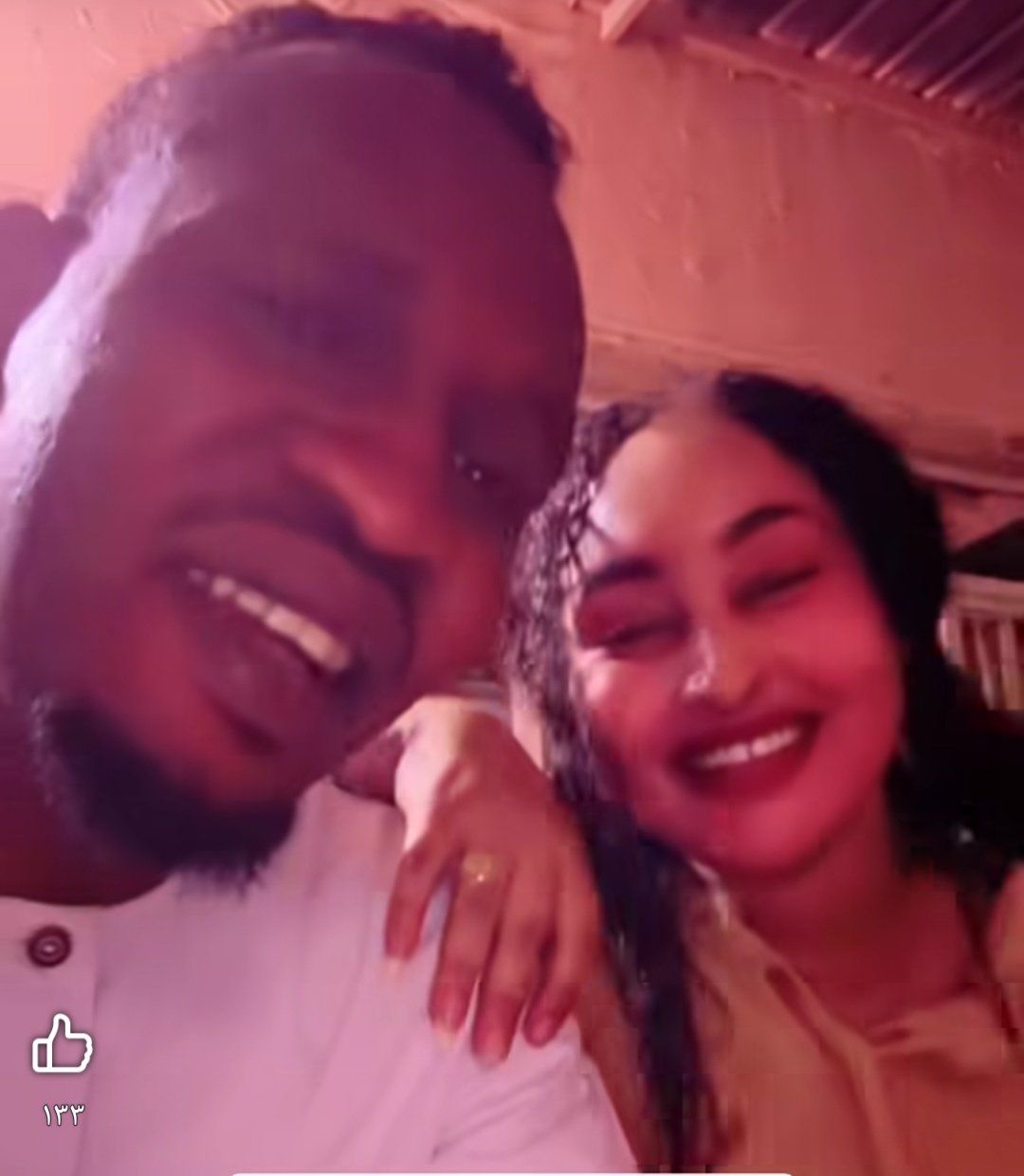 شاهد بالصورة والفيديو.. وضعت يدها على كتفه وتمايلت في الرقص.. ظهور مثير للجدل لمطرب سوداني مع مديرة أعماله