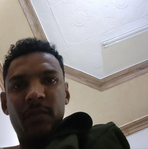 شاهد بالصورة والفيديو..الأحداث تتصاعد بعد انتشار التسريبات الصوتية.. اليوتيوبر “البرنس” يتعرض للإختطاف والضرب ويدخل المستشفى