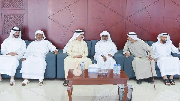 حاكم أم القيوين يقدم واجب العزاء في وفاة سلطان سعيد بن عسكور العليلي