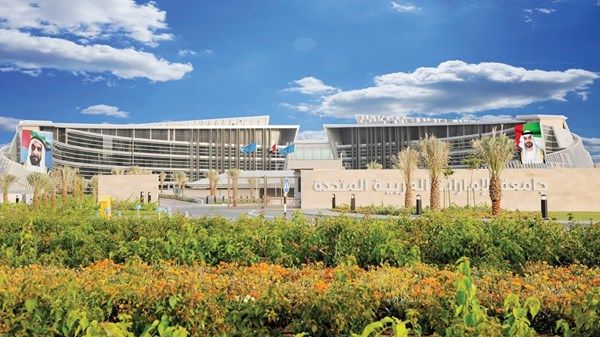 زكي نسيبة يفتتح معرض "مسيرة منذ 1976" لتوثيق 50 عاماً من ريادة جامعة الإمارات