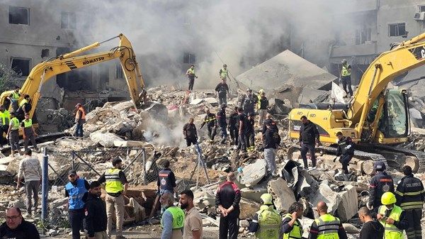 عشرات القتلى ومئات الجرحى في غارات إسرائيلية مكثفة على لبنان