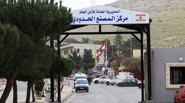 لبنان يعلن إعادة فتح معبر رئيسي مع سوريا