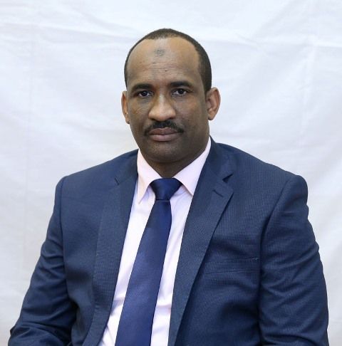 ياسر يوسف قال إنه يحتفظ بأسماء الرجال الذين وجدهم متحلقين حول الرئيس البشير ببيت الضيافة